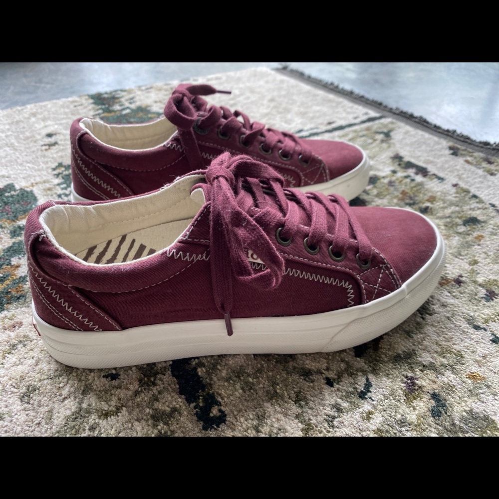 Taos sneakers Sz 6